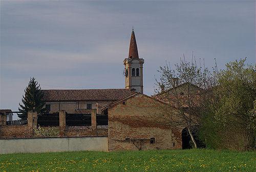 Complesso agricolo a lato della chiesa e della cella monastica