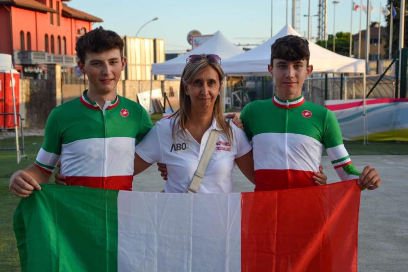 Mara Pola con i due atleti che indossano la maglia tricolore.